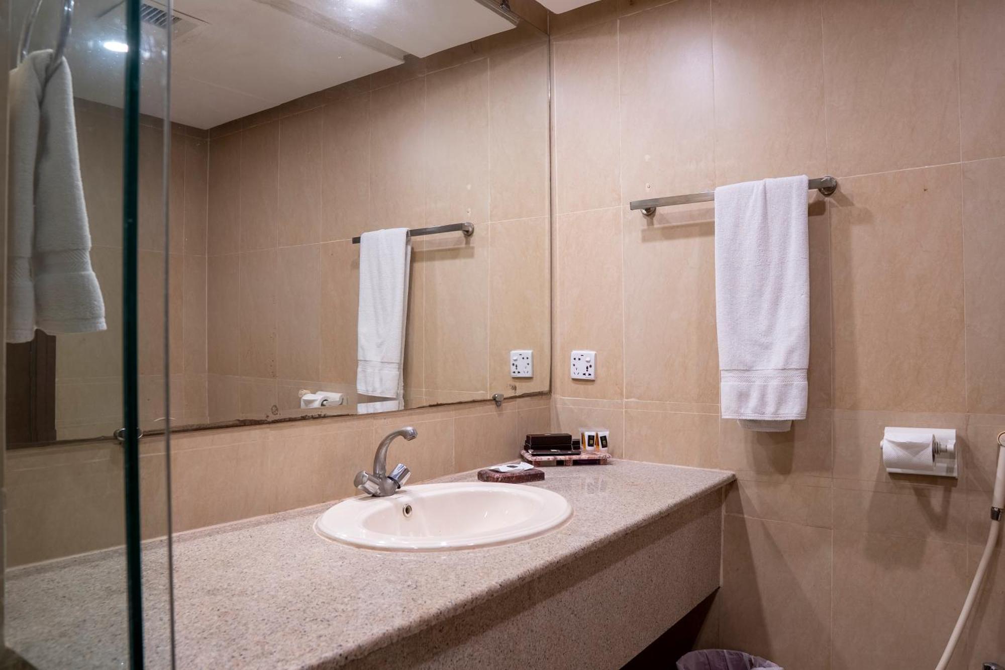 Legend Hotel Исламабад Экстерьер фото